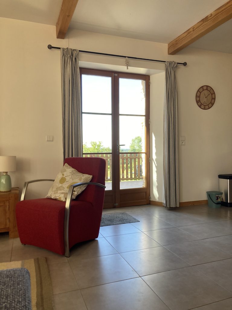 Rolstoel toegankelijk terras sfeervol Franse platteland